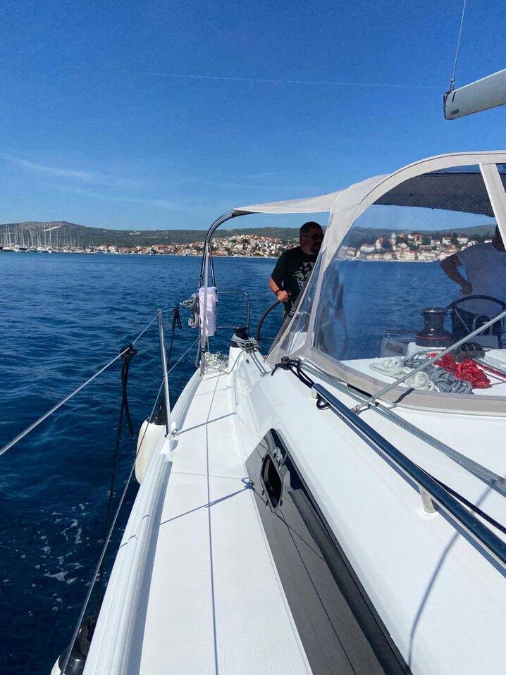Sailing yacht 