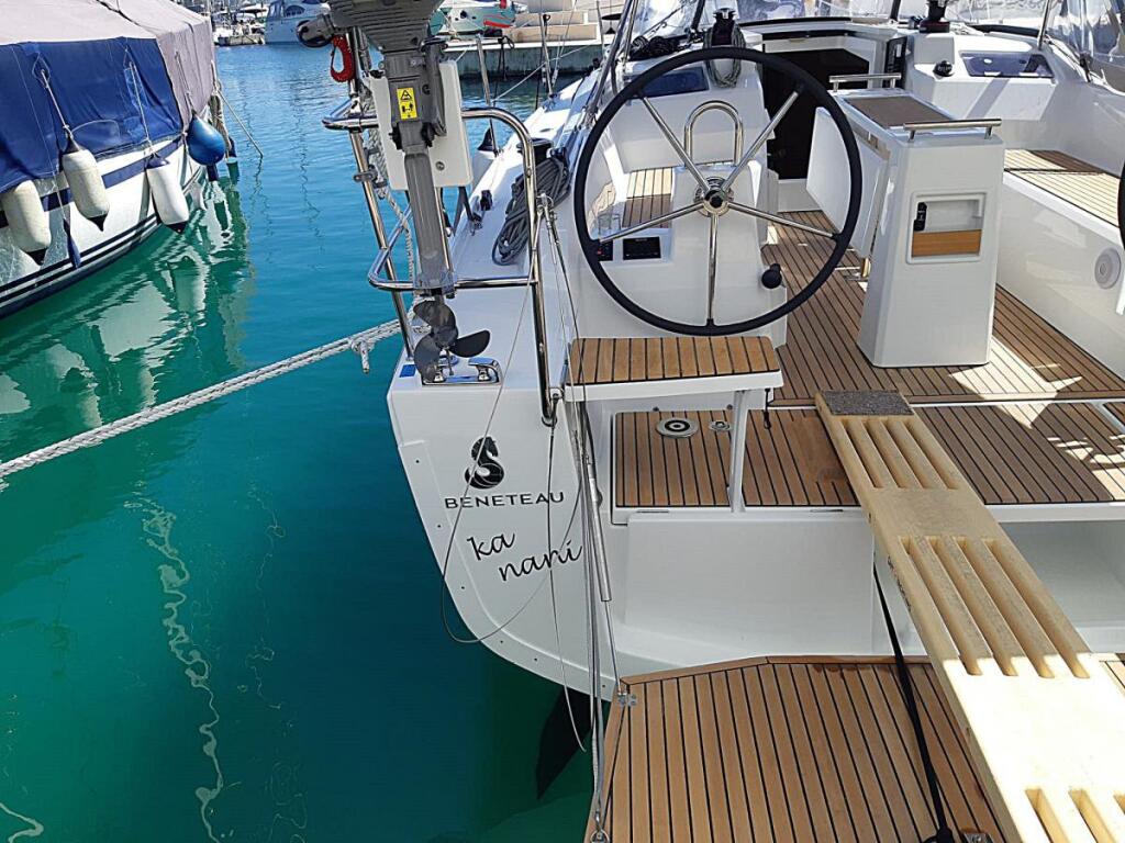 Sailing yacht 
