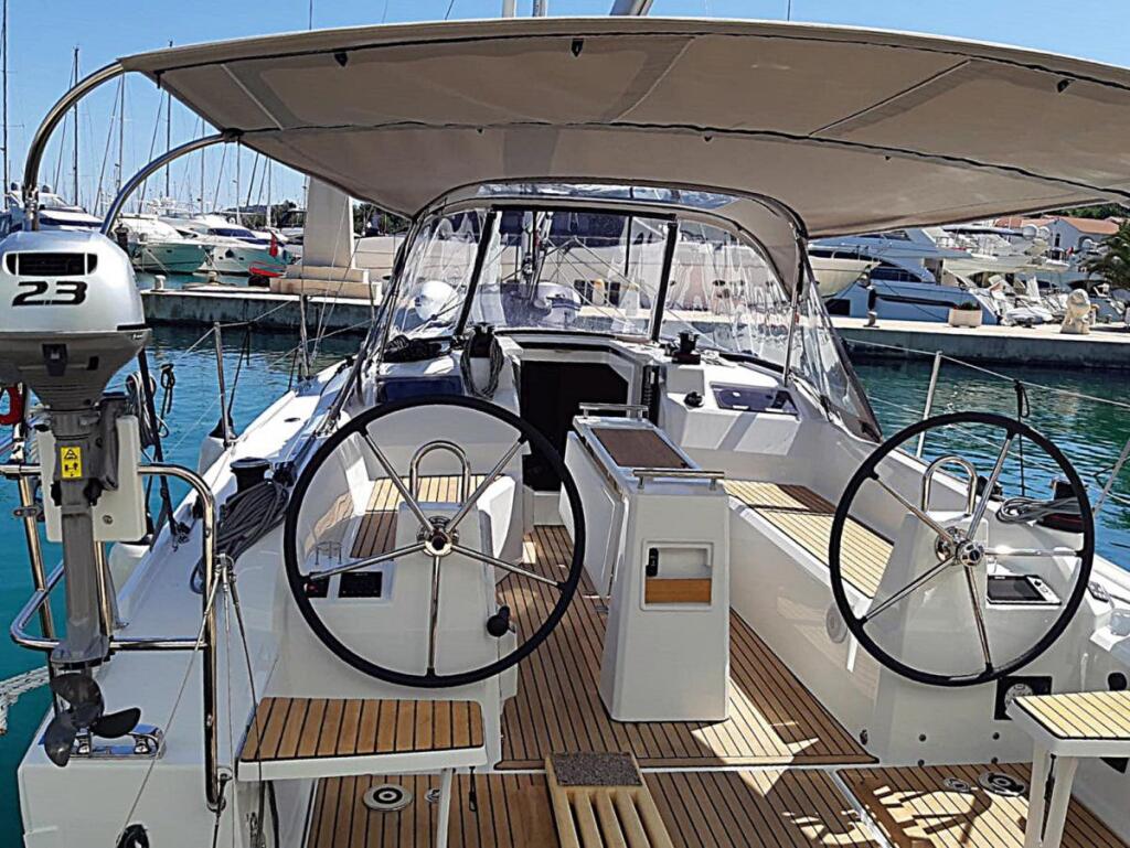 Sailing yacht 