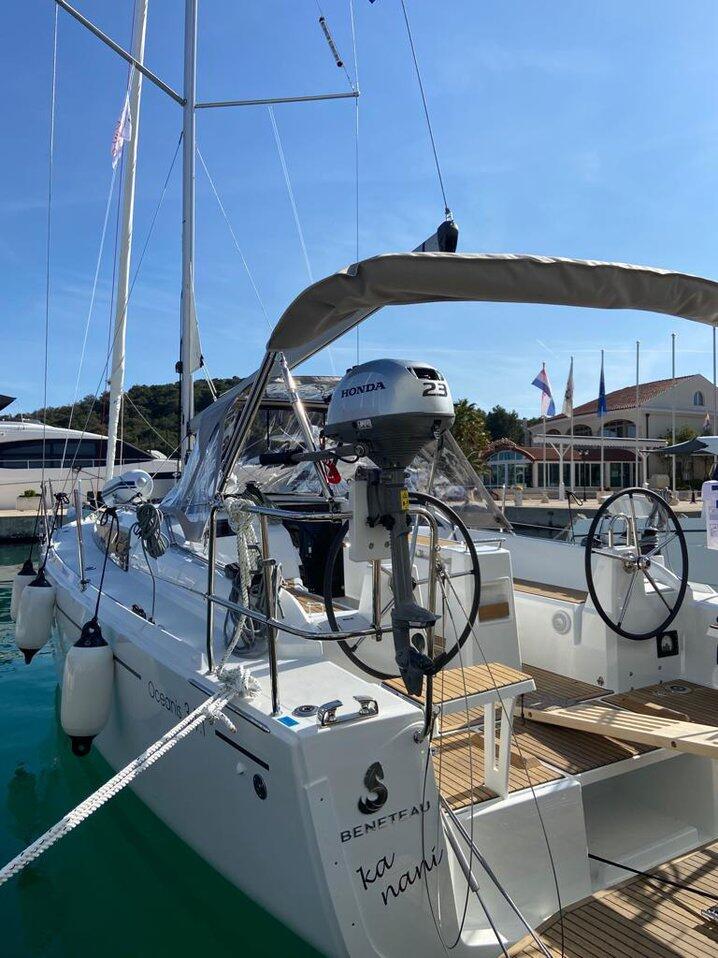 Sailing yacht 