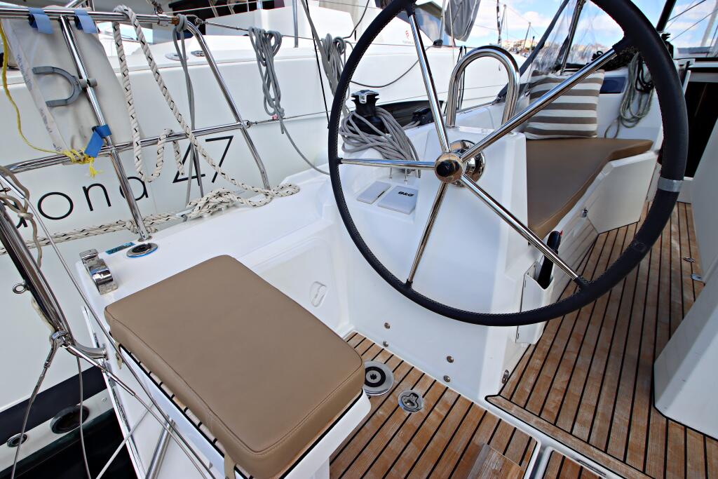 Sailing yacht 