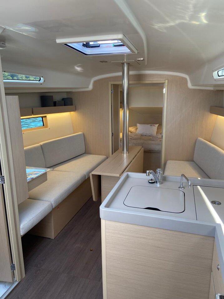 Sailing yacht 