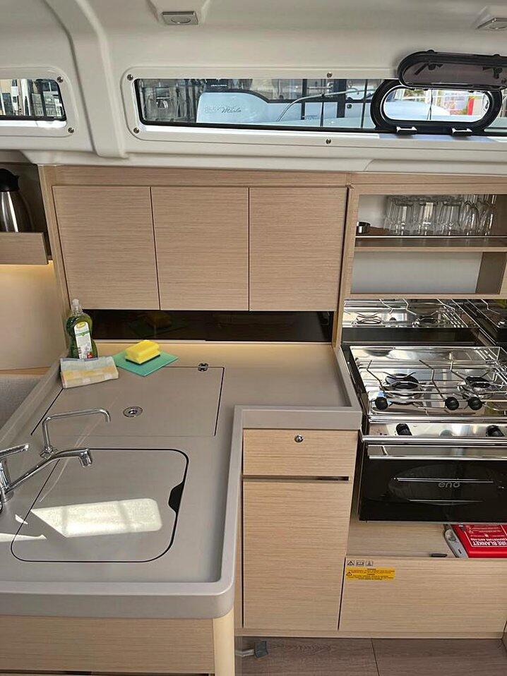 Sailing yacht 