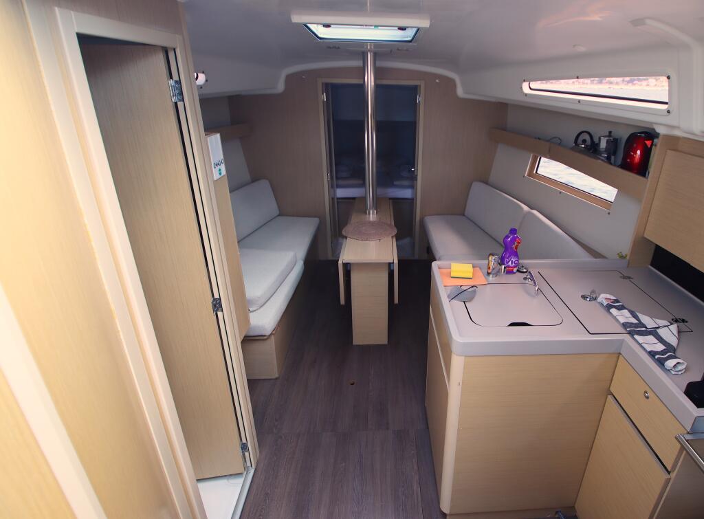 Sailing yacht 