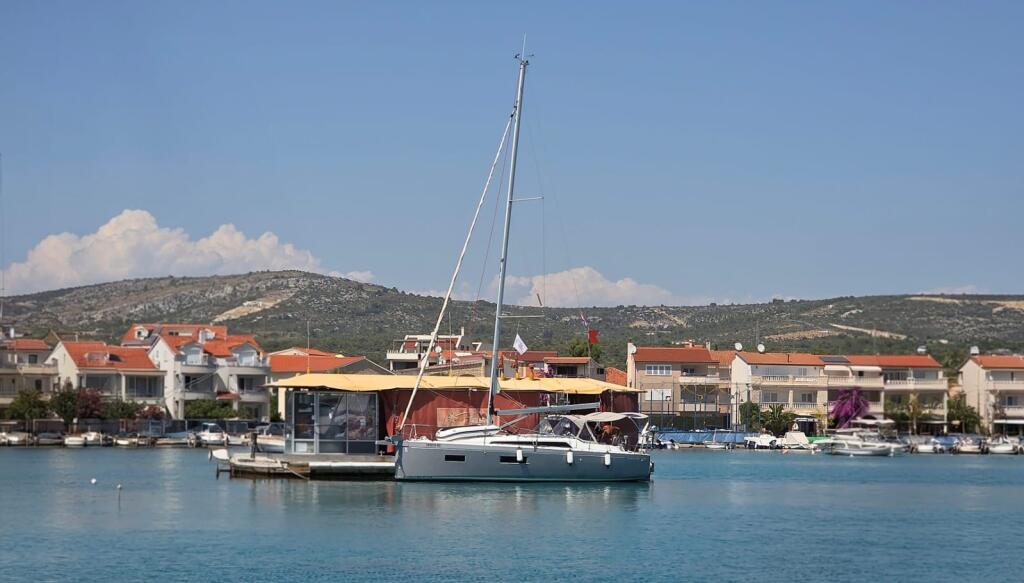 Sailing yacht 