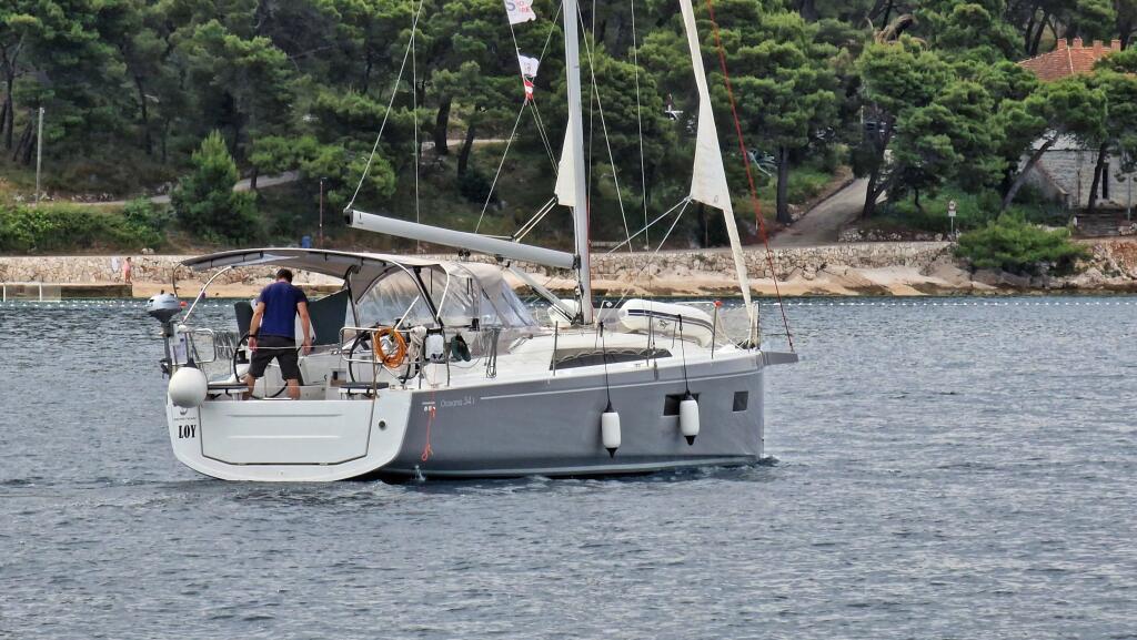 Sailing yacht 