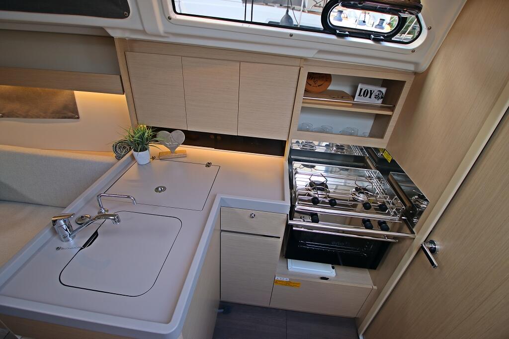 Sailing yacht 
