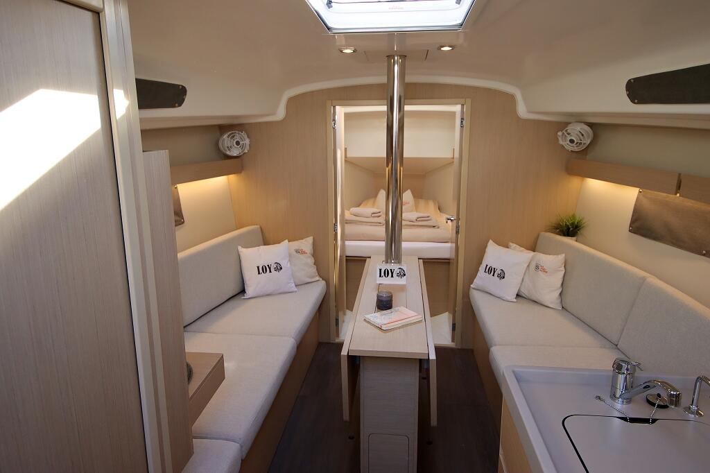 Sailing yacht 