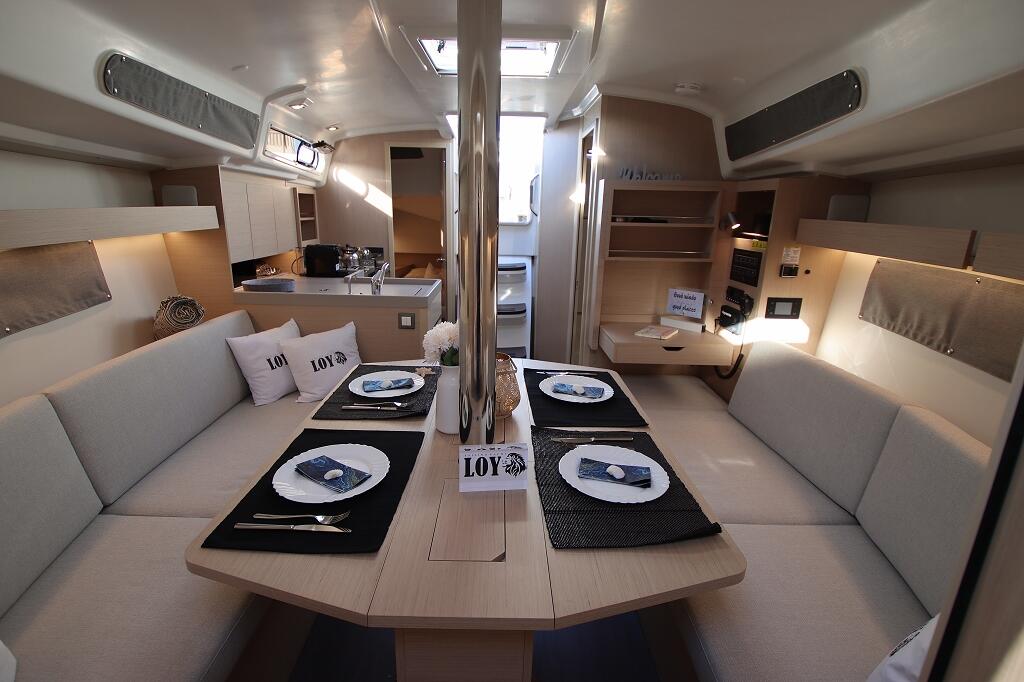 Sailing yacht 