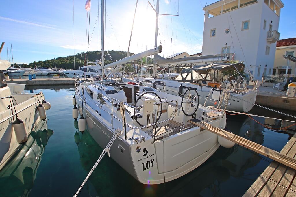 Sailing yacht 