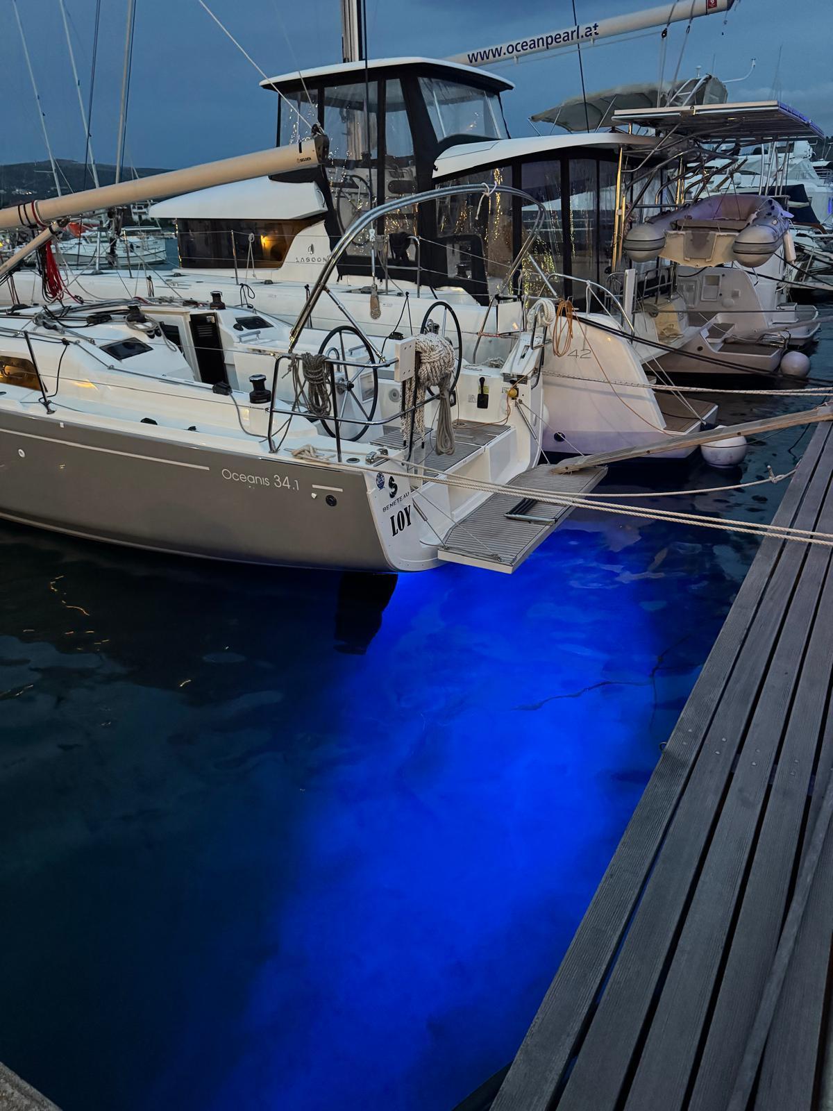 Sailing yacht 