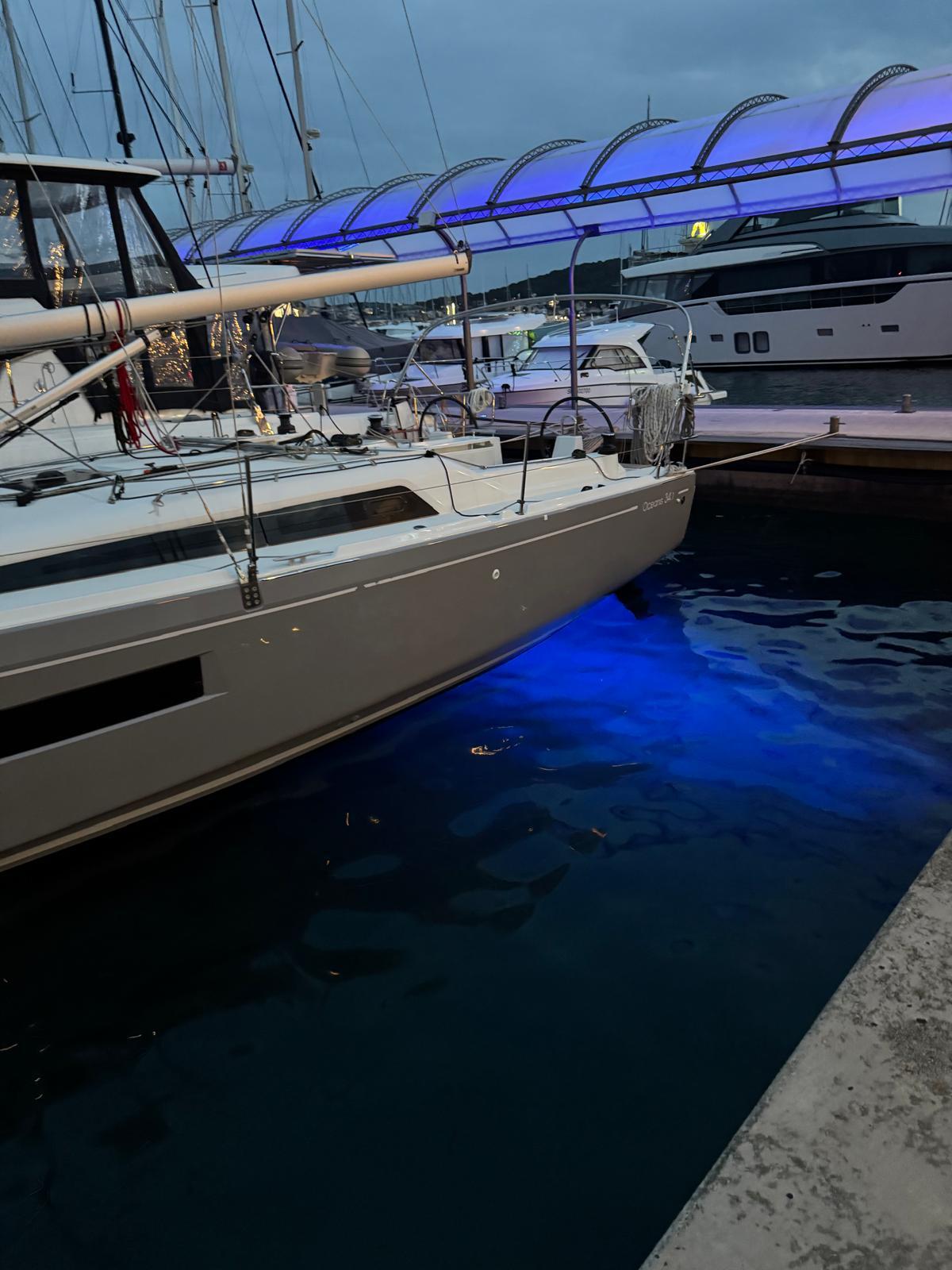 Sailing yacht 
