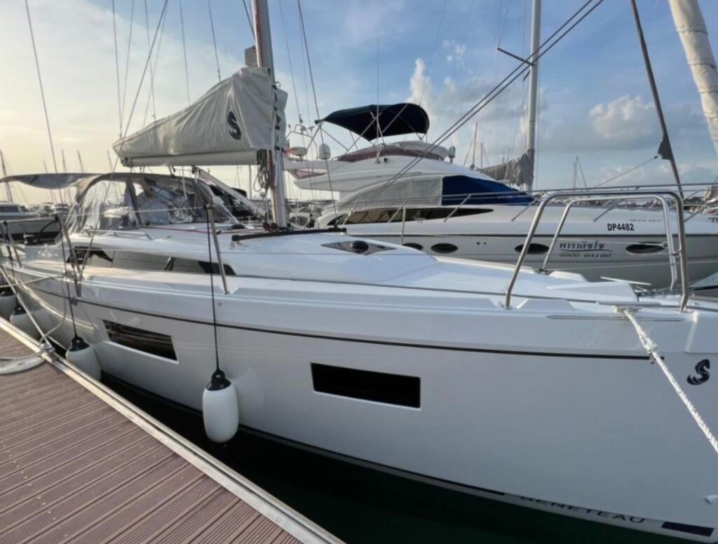 Sailing yacht 