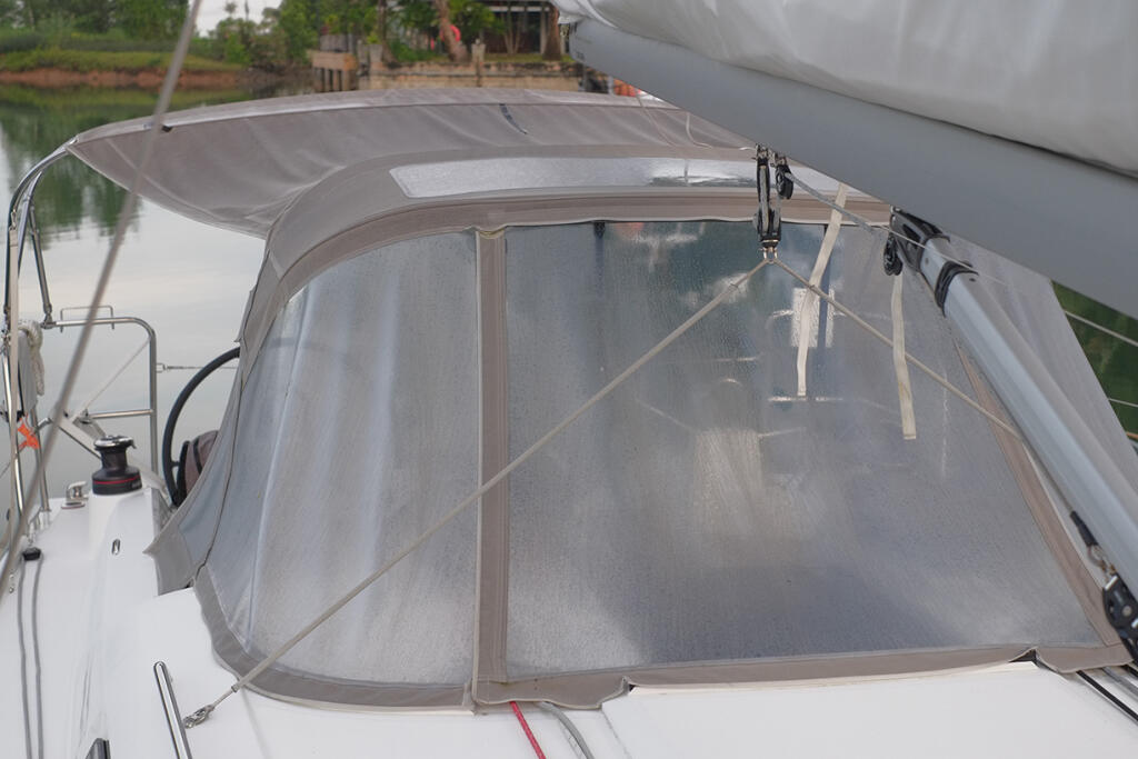 Sailing yacht 