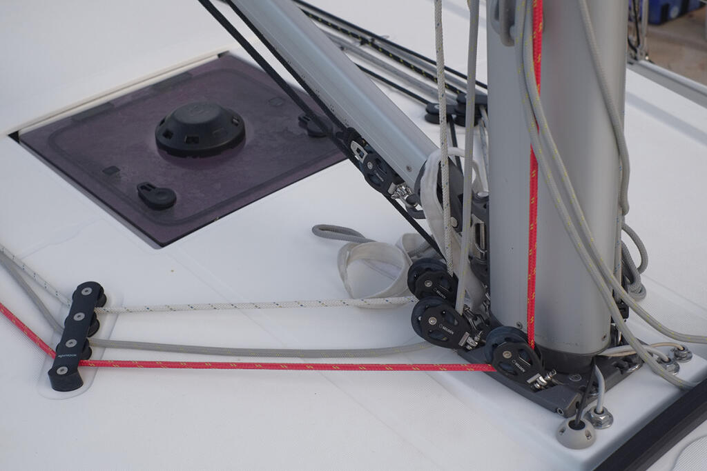 Sailing yacht 