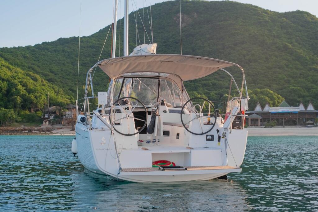 Sailing yacht 