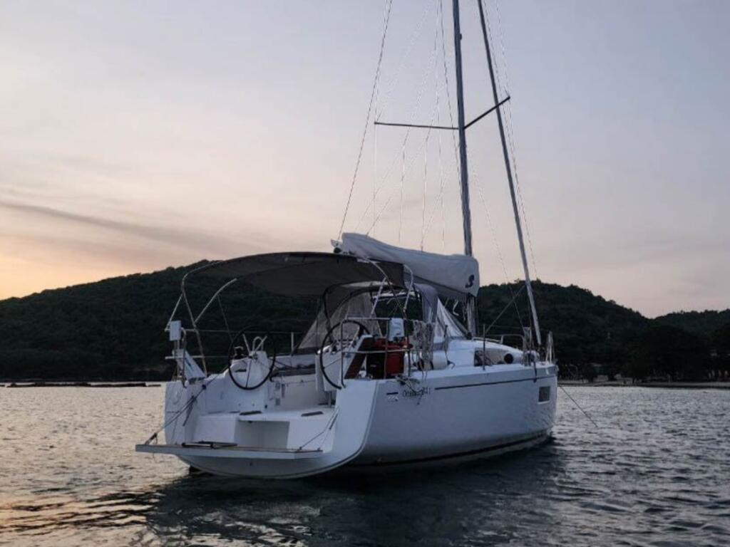 Sailing yacht 