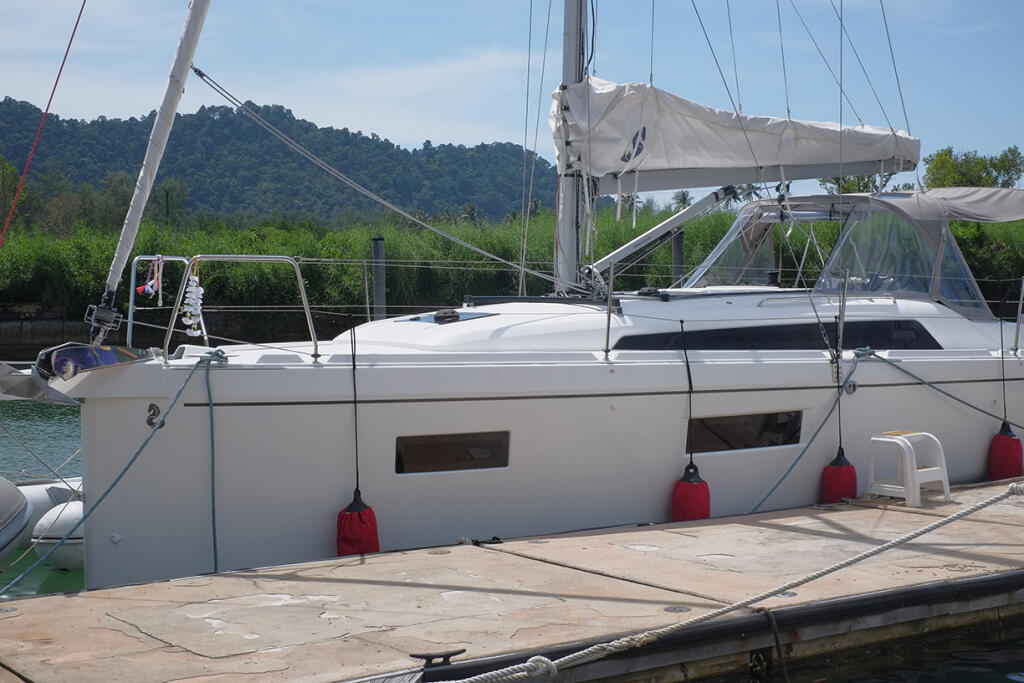 Sailing yacht 
