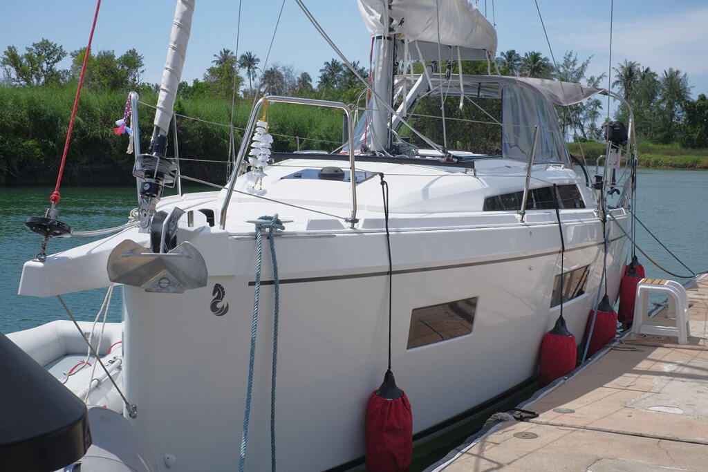 Sailing yacht 