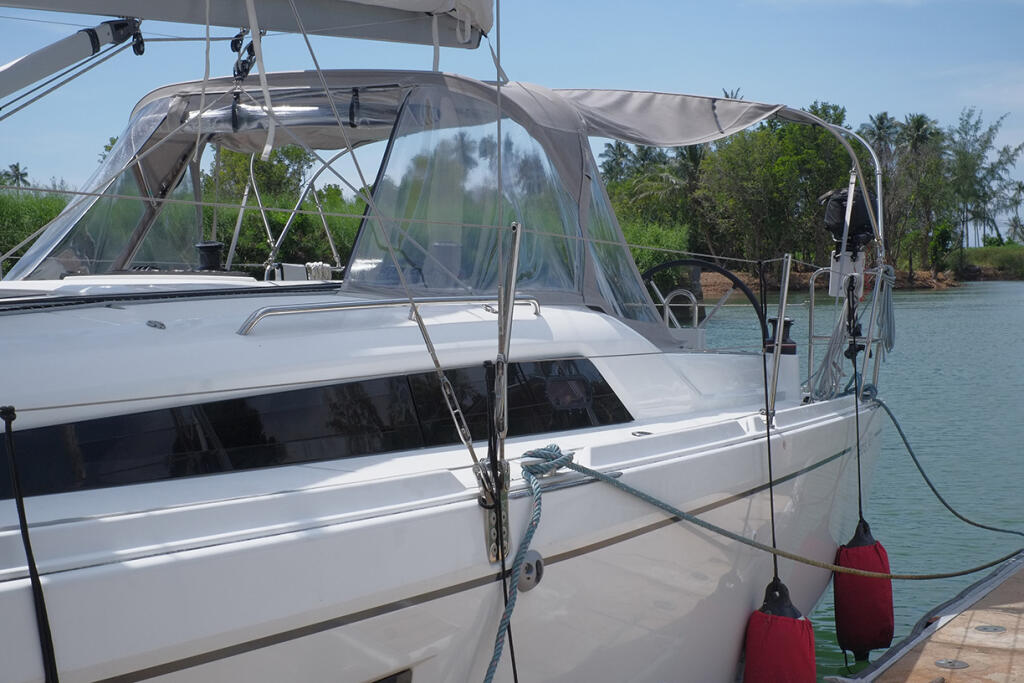 Sailing yacht 