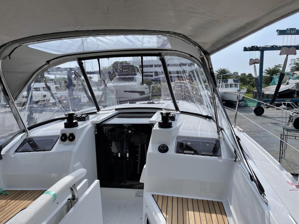 Sailing yacht 
