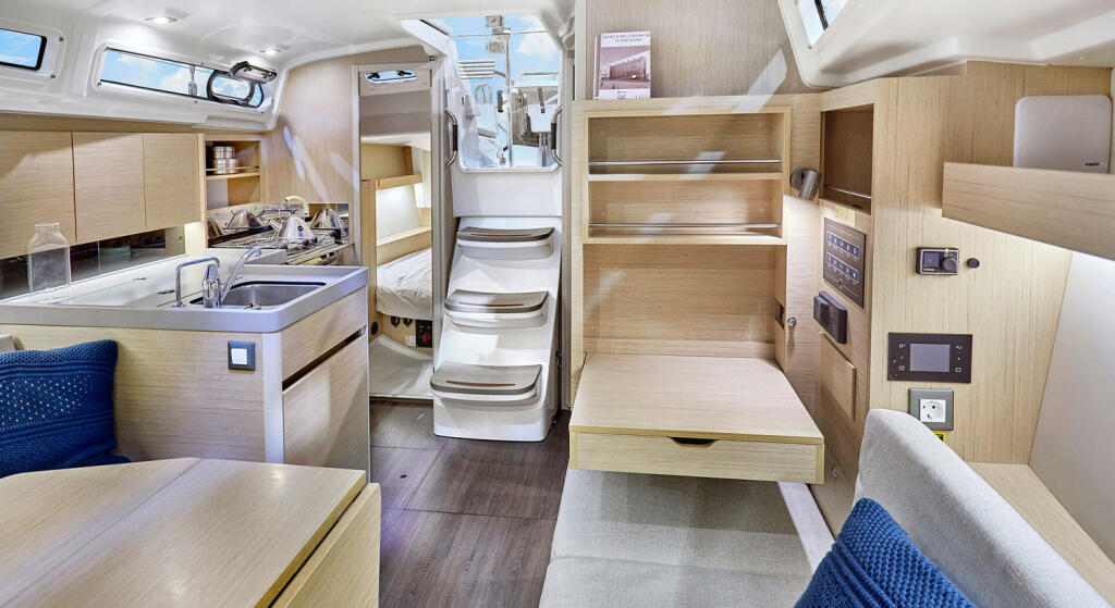 Sailing yacht 