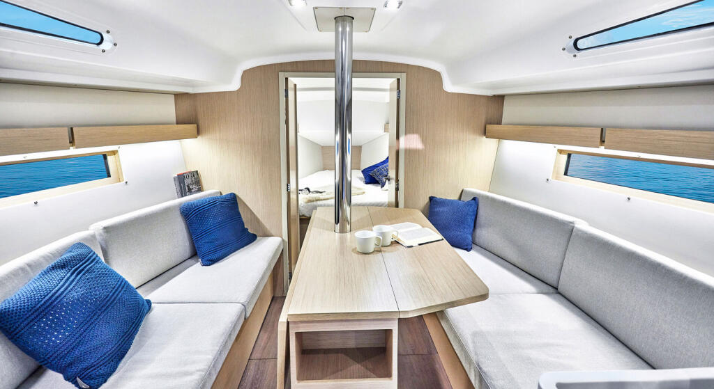 Sailing yacht 
