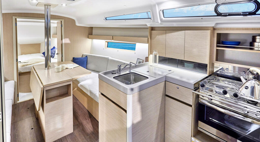 Sailing yacht 