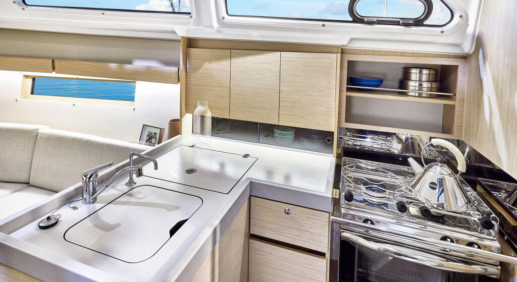 Sailing yacht 
