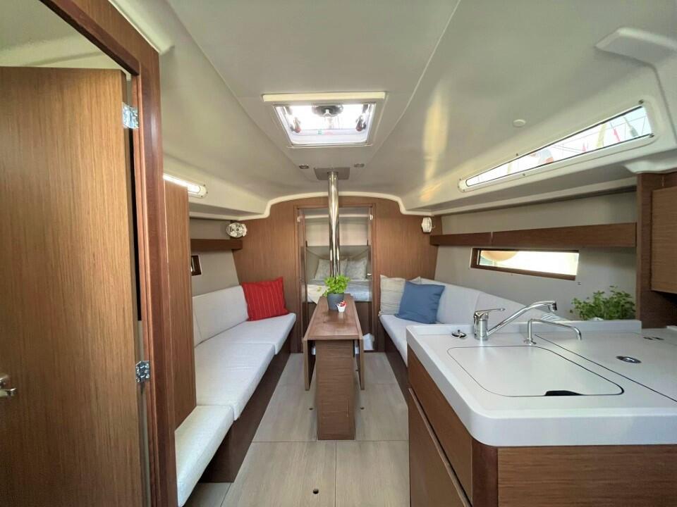 Sailing yacht 