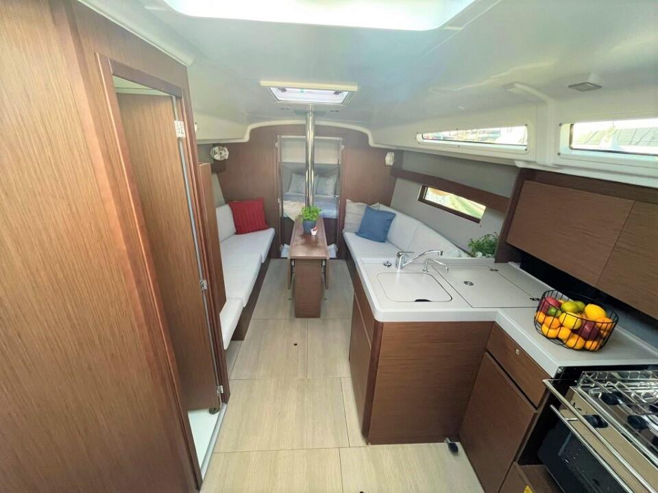 Sailing yacht 