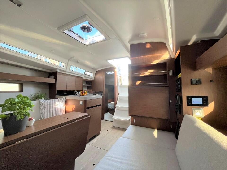 Sailing yacht 