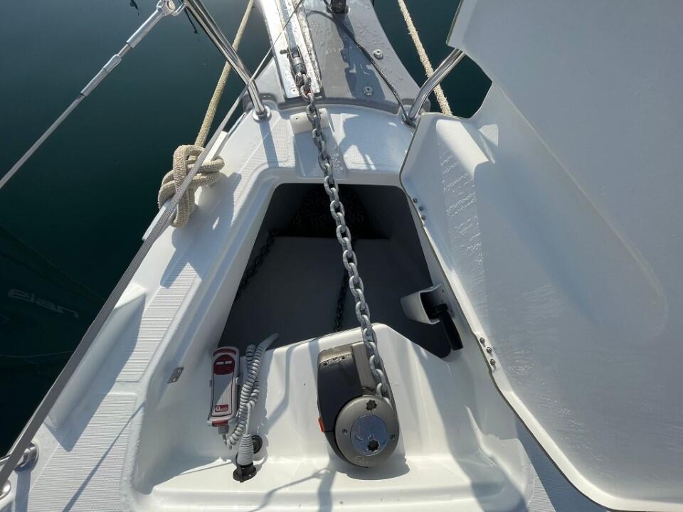 Sailing yacht 