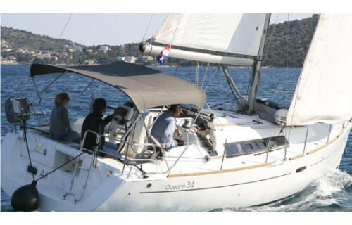 Sailing yacht 
