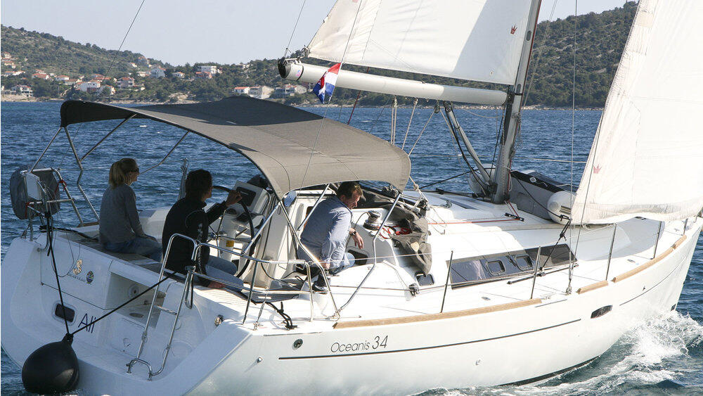Sailing yacht 