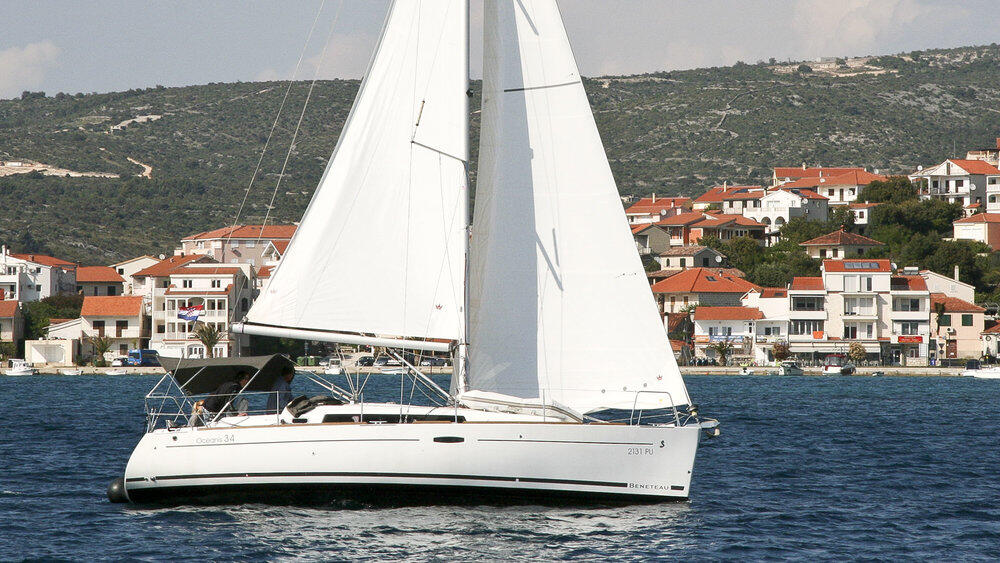 Sailing yacht 