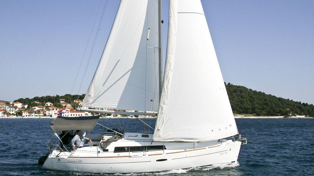 Sailing yacht 
