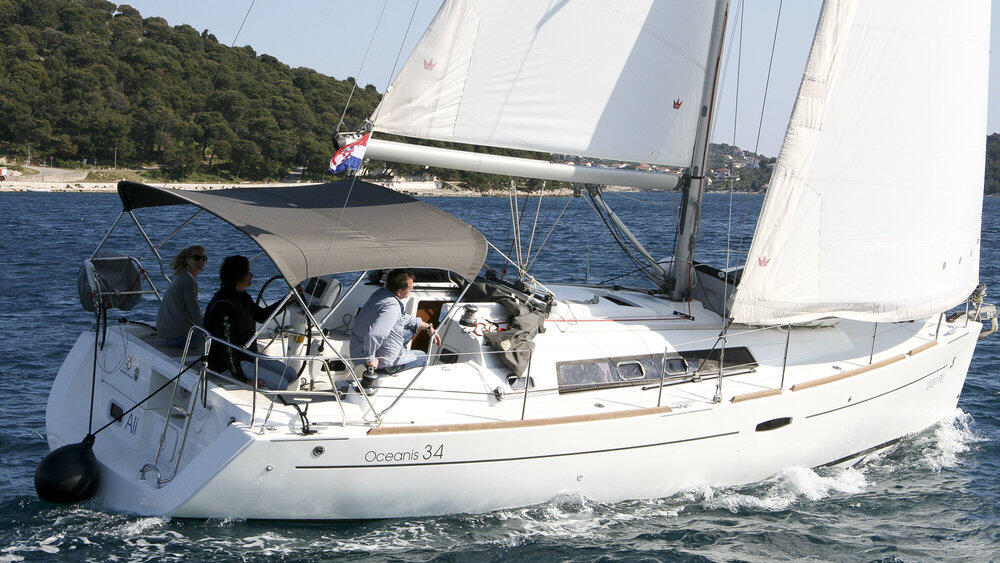 Sailing yacht 