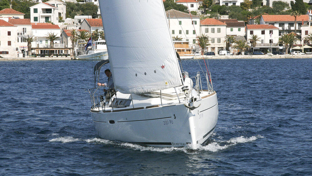 Sailing yacht 