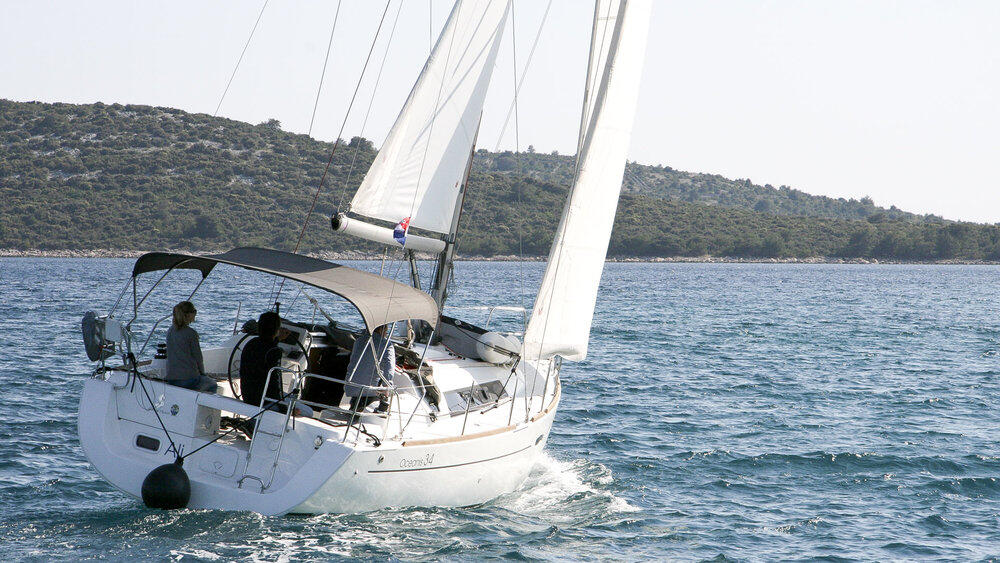 Sailing yacht 