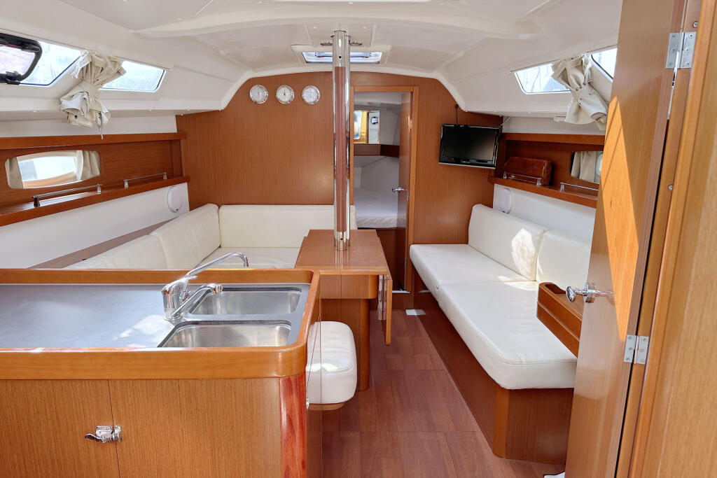 Sailing yacht 