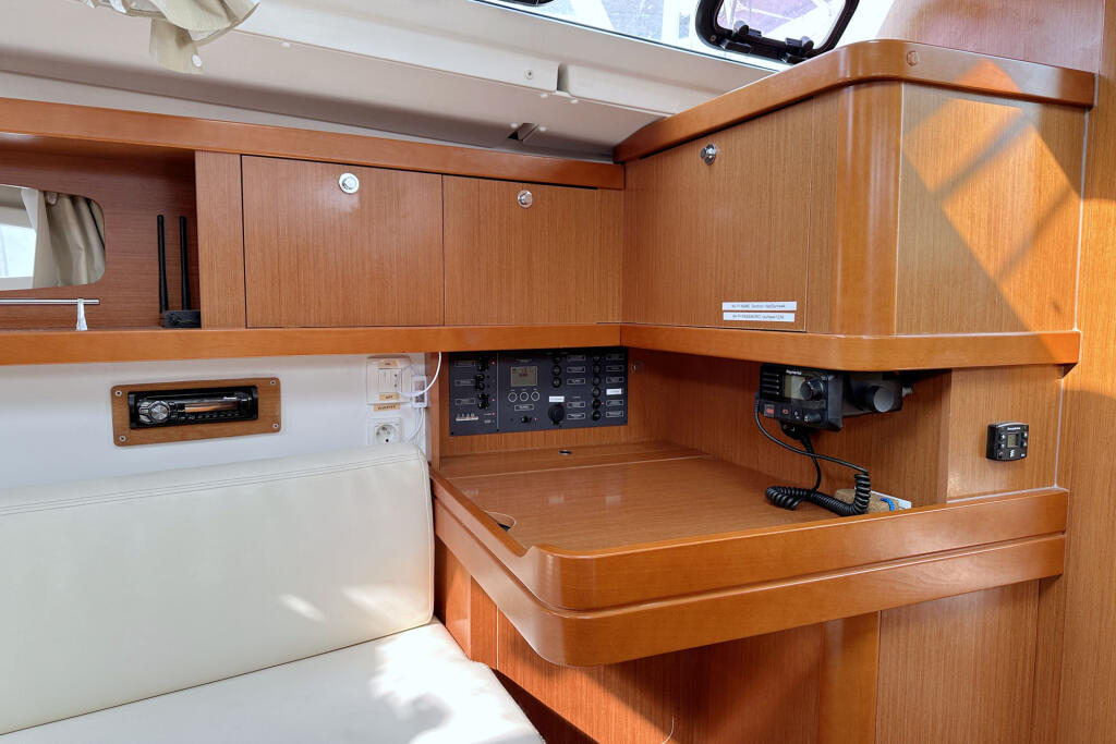 Sailing yacht 