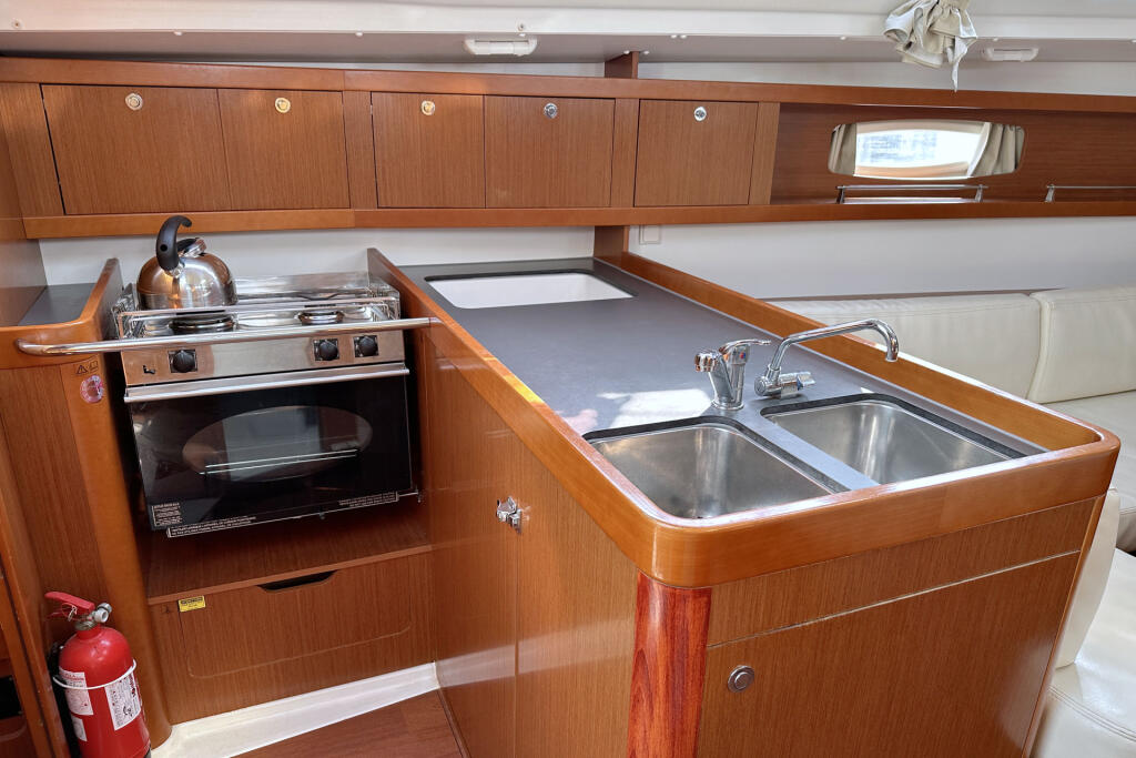 Sailing yacht 