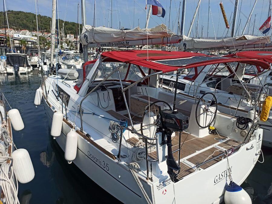 Sailing yacht 