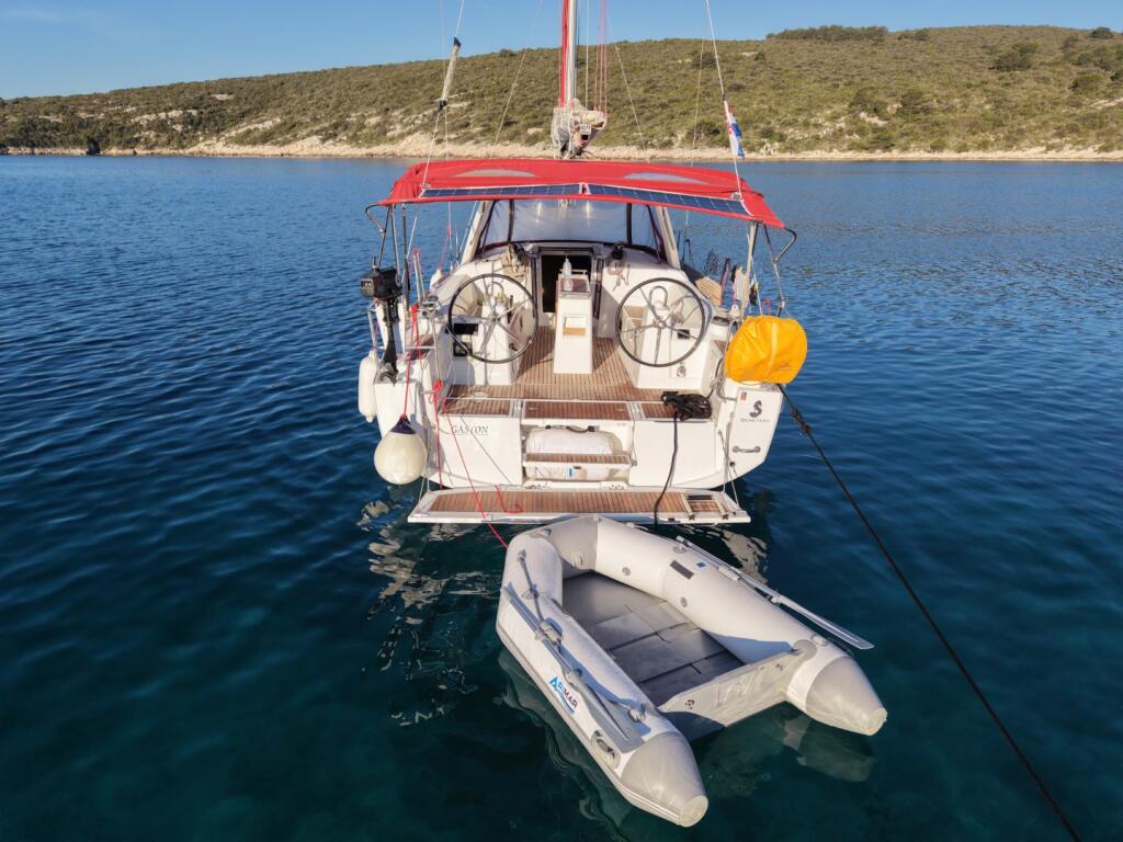 Sailing yacht 