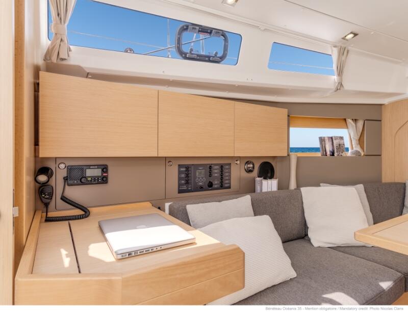Sailing yacht 