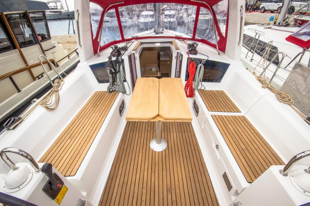 Sailing yacht 