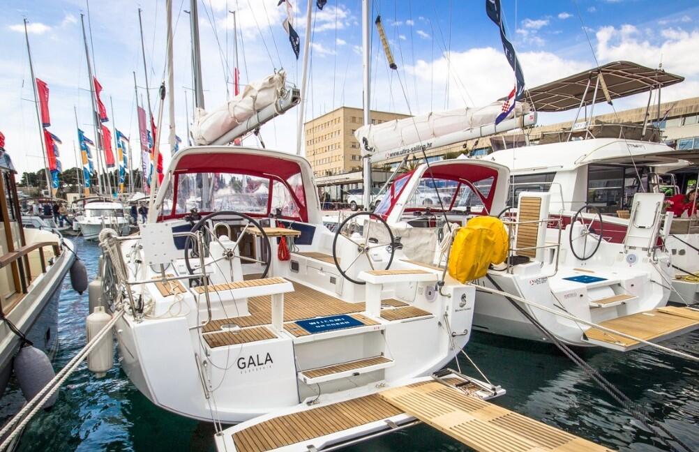 Sailing yacht 
