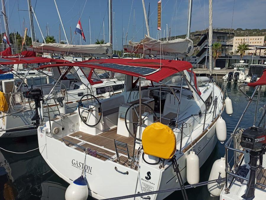 Sailing yacht 
