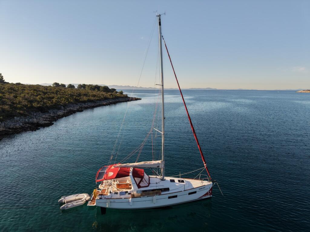 Sailing yacht 
